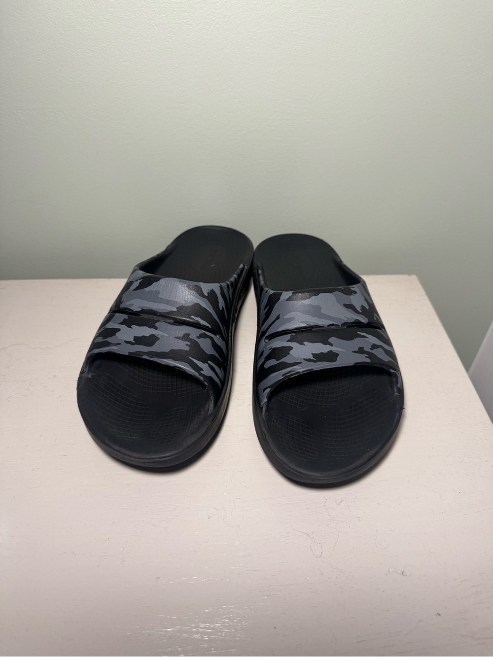 OOFOS Men's Black and Gray Camo Slide Sandals